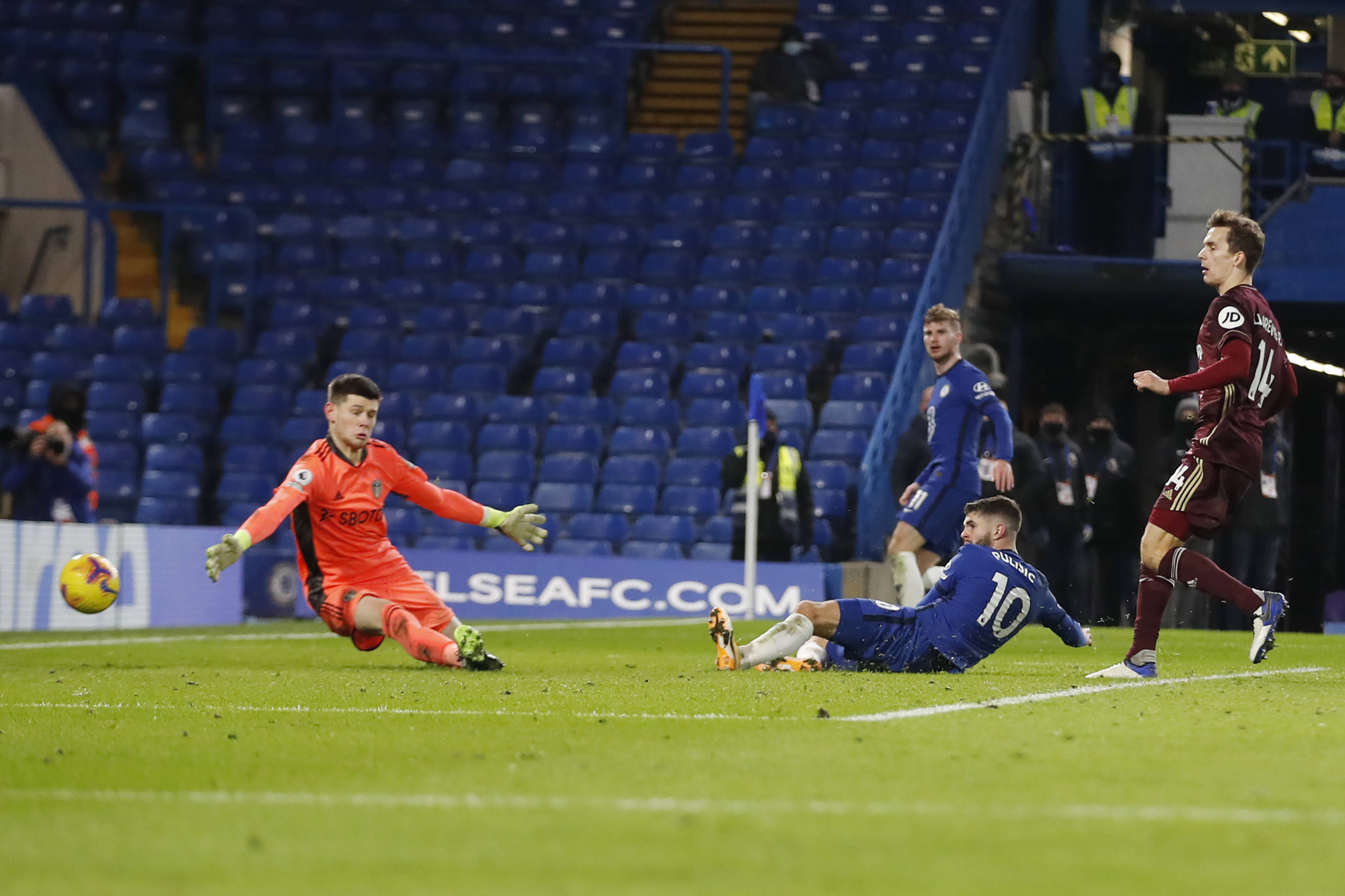 足球之间的 足球之间的